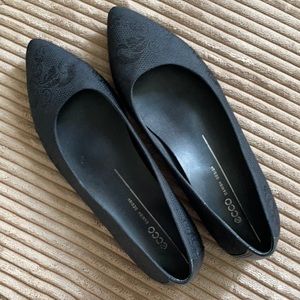 ECCO black embroidered ballet flats, EUC!